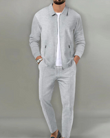 Completo coordinato da uomo con giacca con zip e pantaloni testurizzati 4
