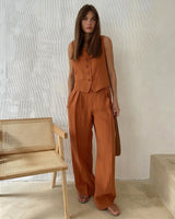 Completo da donna con gilet con bottoni e pantaloni a gamba larga 2