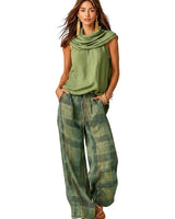 Completo da donna con top smanicato a collo alto e pantaloni a gamba larga a quadri 1