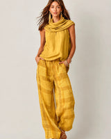 Completo da donna con top smanicato a collo alto e pantaloni a gamba larga a quadri 5