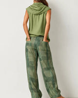 Completo da donna con top smanicato a collo alto e pantaloni a gamba larga a quadri 7