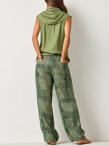Completo da donna con top smanicato a collo alto e pantaloni a gamba larga a quadri 7