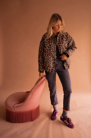 Giacca da donna con stampa leopardata e bottoni a pressione 3