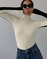Top a maniche lunghe a coste con collo alto da donna 5