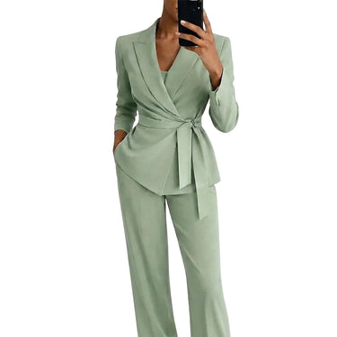 Completo coordinato da donna con blazer e pantaloni 1