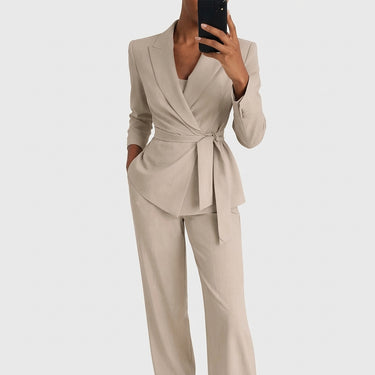 Completo coordinato da donna con blazer e pantaloni 2