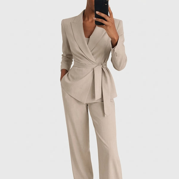 Completo coordinato da donna con blazer e pantaloni 2