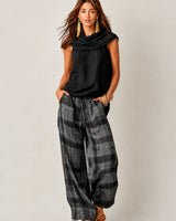 Completo da donna con top smanicato a collo alto e pantaloni a gamba larga a quadri 2