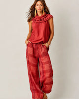 Completo da donna con top smanicato a collo alto e pantaloni a gamba larga a quadri 3