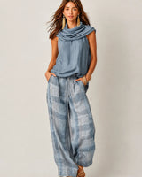 Completo da donna con top smanicato a collo alto e pantaloni a gamba larga a quadri 4