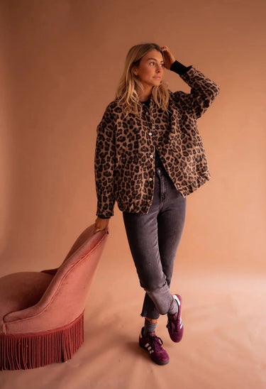 Giacca da donna con stampa leopardata e bottoni a pressione 4