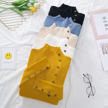 Maglione a costine da donna con collo alto e bottoni decorativi 7