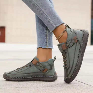 Sneakers basse stringate da donna con cinturino laterale 12