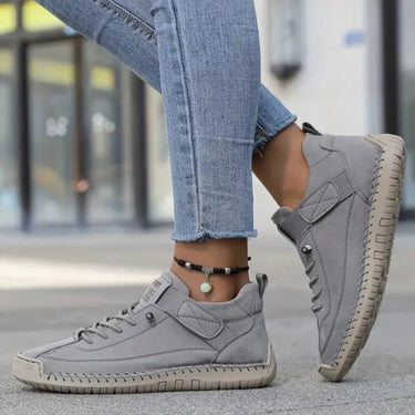 Sneakers basse stringate da donna con cinturino laterale 18