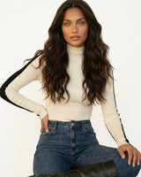 Top a maniche lunghe a coste con collo alto da donna 1