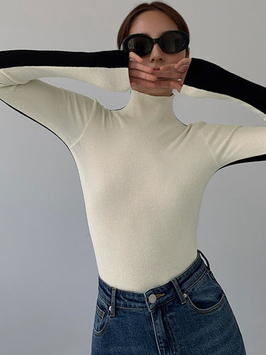 Top a maniche lunghe a coste con collo alto da donna 5